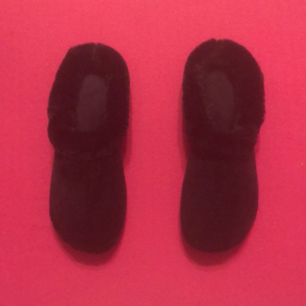 Slip on sliders in black with (faux) furry trim.